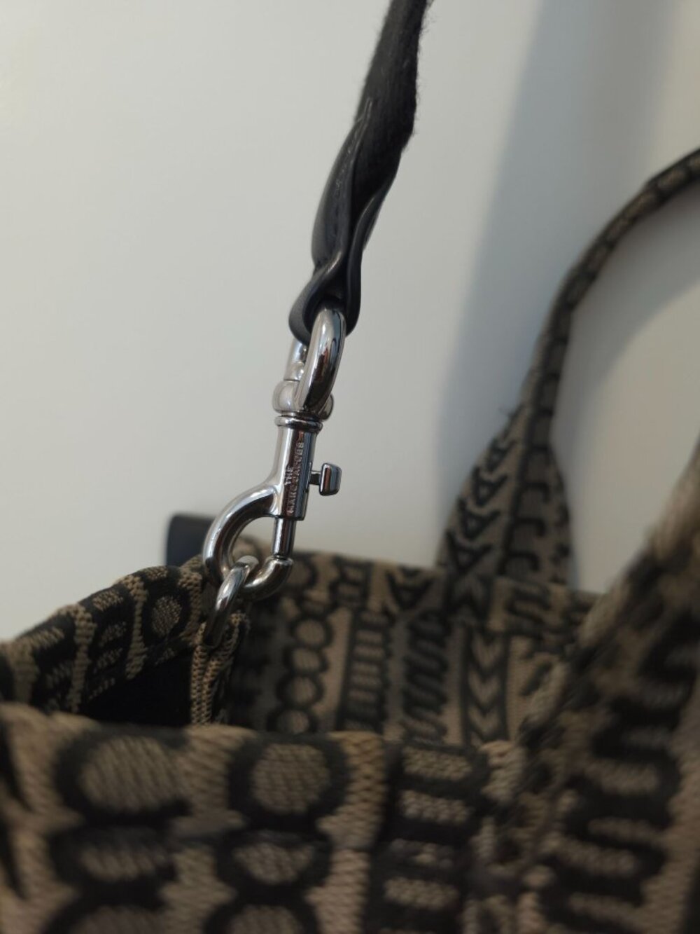 Marc Jacobs The Monogram Medium Jacquard Beige Canvas Tote Bag H076M01RE21-261 - Picture 9 of 15